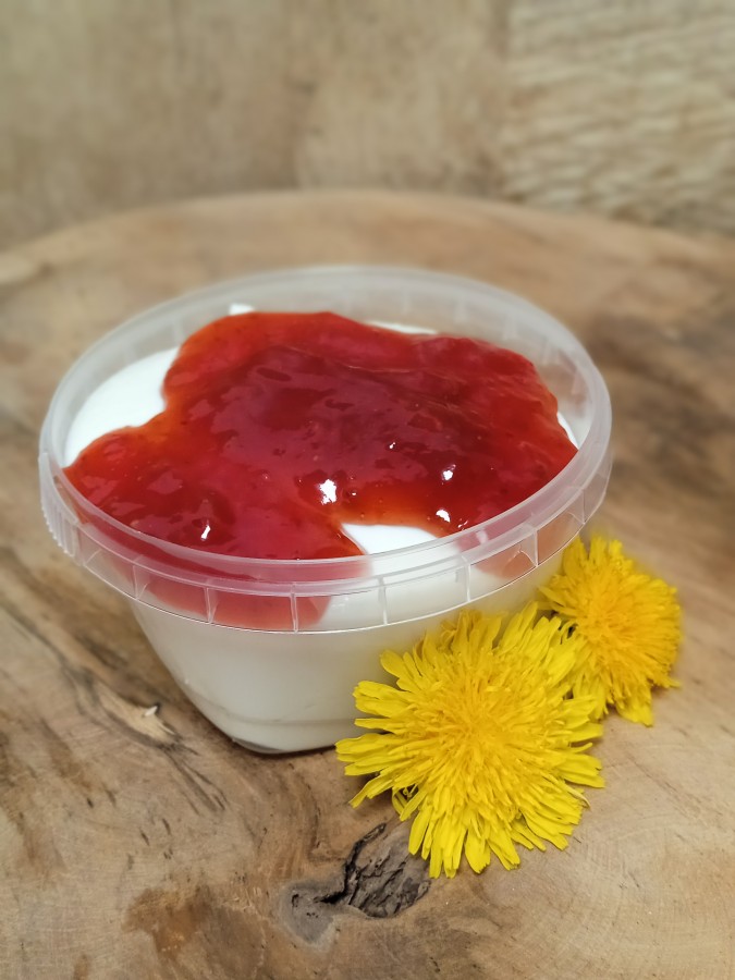 Plnotučný jogurt jahodový 200ml Plnotučný jogurt jahodový 200ml